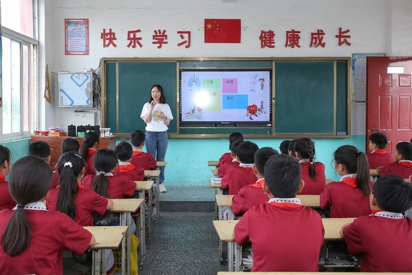 欧姆龙呼吸器商品事业部副部长漆雨知在为同学们讲课