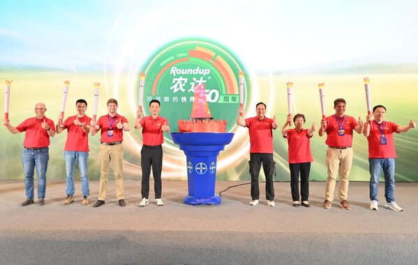 "薪火"传承，开启新篇——农达®生物育种上市仪式。 从左至右：拜耳全球草甘膦资产总监Jay Butka、拜耳作物科学大中华区客户市场部总监李一凡、拜耳亚洲区作物保护总监Jannis Wittka、拜耳作物科学大中华区首席运营官胡梦影、拜耳作物科学大中华区总经理Alfonso Alba、拜耳作物科学大中华区法规科学部总监张丽、拜耳全球非选择性除草剂运营总监Steve Knodle、拜耳作物科学大中华区供应链总监谢毅