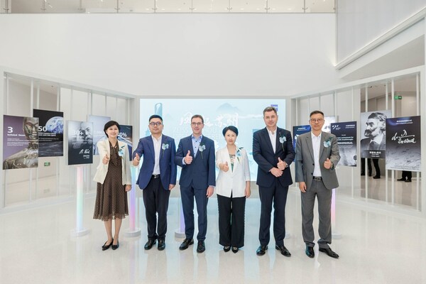 从左到右依次为：苏州工业园区高贸区党工委书记唐皓，苏州工业园区党工委委员、管委会副主任孙扬澄，蔡司集团执行董事会成员、蔡司工业质量与研究总裁兼首席执行官Jochen Peter博士，苏州市副市长季晶，蔡司大中华区总裁兼首席执行官福斯特，蔡司大中华区首席运营官谢磊