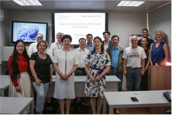 从左到右：前排为 Claudia Wu（Shamano集团）、Camen S. P. Lima（CancerThera）、金洁（浙江大学医学院附属第一医院）和郝牧（中国医学科学院血液病医院）;中间一排为：邱录贵（中国医学科学院血液病医院）、王伟（Shamano集团）、Francisco Pessine（化学研究所/Unicamp）;第三排为，Carmino A. de Souza （CancerThera）、Celso D. Ramos（CancerThera）、张永克（驯鹿生物）、Li Li Min（医学科学学院/Unicamp）、Maria Carolina S. Mendes（CancerThera）、Bruno D. Benites（Hemocentro/Unicamp）和Elvira Correa（CancerThera） （图片源自CEPID CancerThera官网）