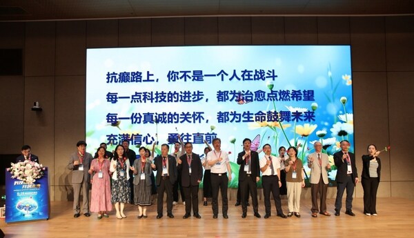 6.28国际癫痫关爱日大型公益活动志愿者及与会专家现场演绎“送你一朵小红花”