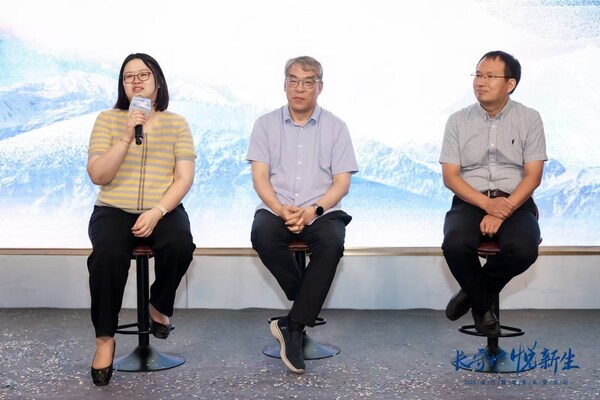 左：朱华渊教授；中：金正明教授；右：张群岭教授