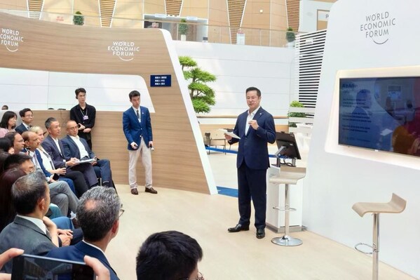 李尧在2025年夏季达沃斯论坛分享医药领域创新见解