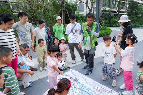 亲子家庭共同构建微型“牧场生态链”
