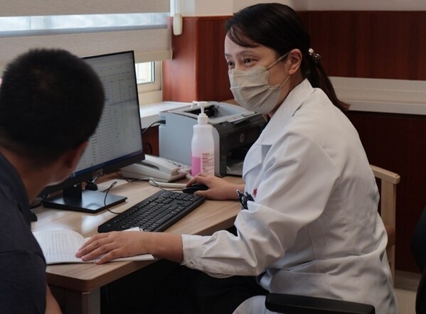 复旦大学附属华山医院风湿免疫科朱小霞教授在上海开出首张处方
