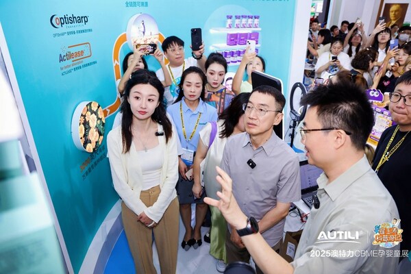 澳特力CEO与崔老师、诺香麻麻一起逛展