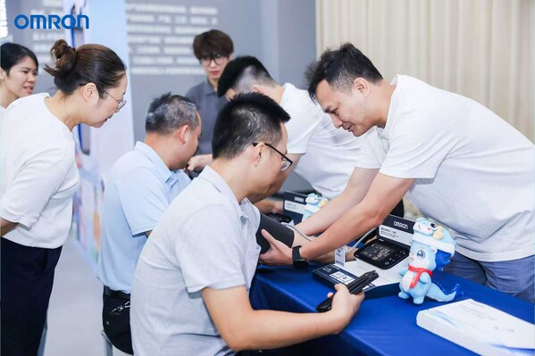 与会嘉宾在心脏健康主题互动体验区体验智律波房颤风险提示血压计