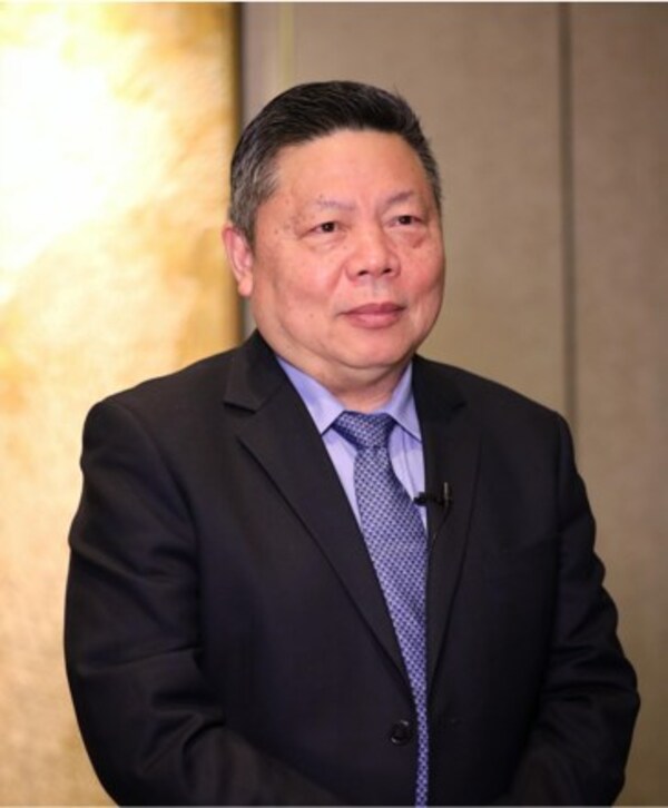 吴一龙：肿瘤学教授，博士生导师，IASLC杰出科学奖获得者；中国医师协会（CMDA）副会长；广东省医师协会（GDMDA)会长；广东省人民医院（GDPH）首席专家；广东省肺癌研究所（GLCI）名誉所长；中国胸部肿瘤研究协作组（CTONG）主席；2018-2024年临床医学领域全球高被引科学家