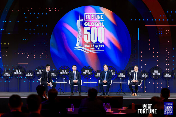 梯瓦医药大中华区总经理黄迪仁（右一）出席2025年《财富》世界500强峰会
