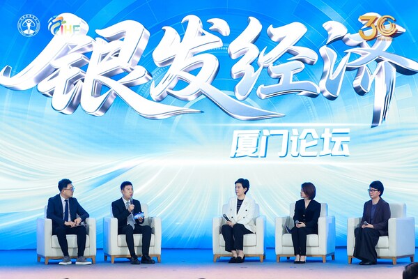 无限极（中国）有限公司副总裁、首席营销官姚宏睿（左三）