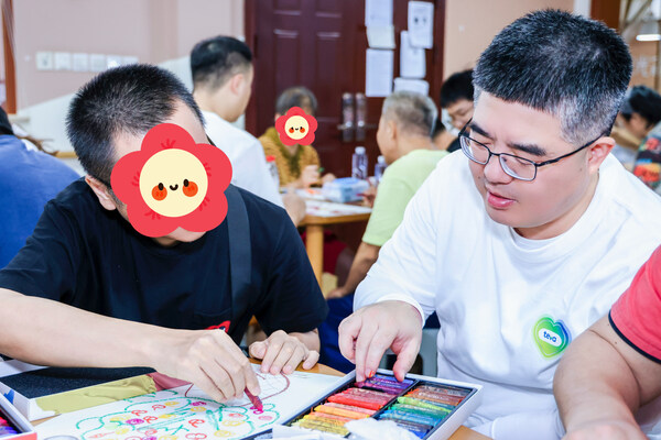 阳光家园学员与梯瓦医药志愿者携手共创现场 阳光家园学员与梯瓦医药志愿者携手共创现场