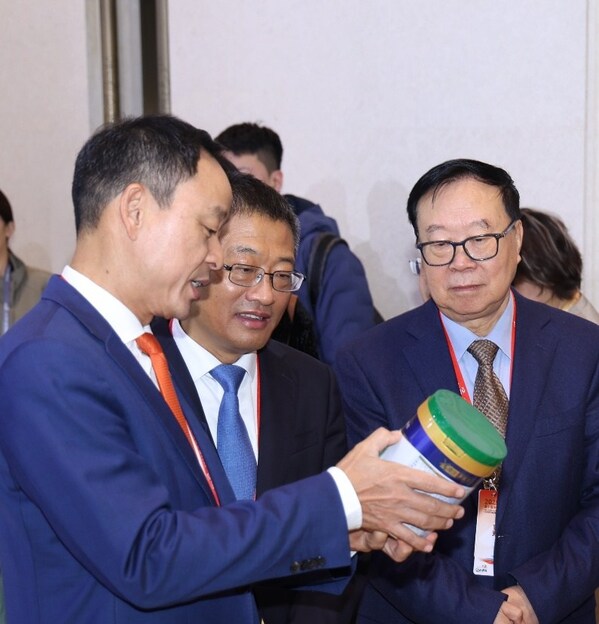 菲仕兰中国高级副总裁杨国超（左一）向协会领导介绍美素佳儿产品