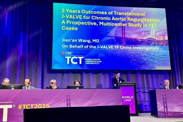 图为王建安院士在会上分享J-VALVE TF瓣膜术后2年数据