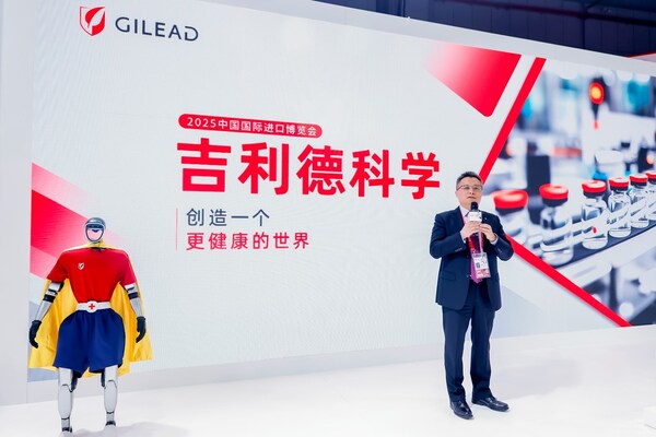 吉利德科学全球副总裁、中国区总经理金方千为展台开幕