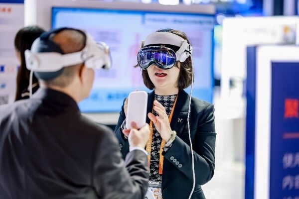 参展者沉浸式体验常见肾脏疾病发病机制的虚拟现实交互 参展者沉浸式体验常见肾脏疾病发病机制的虚拟现实交互