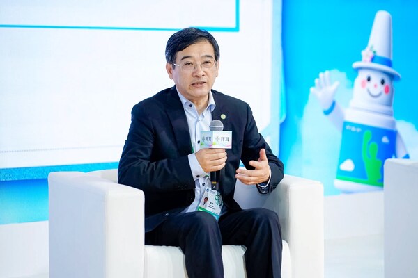 中华医学会变态反应学分会主任委员、南京医科大学第一附属医院/江苏省人民医院变态反应（过敏）科主任程雷教授在做科普分享