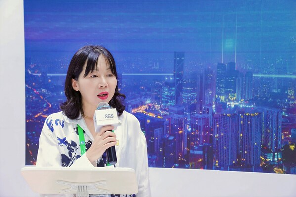 SGS中国管理与保证事业群可持续发展总经理李蕾在联众医疗获颁SGS数据资产管理体系认证证书颁证仪式上发言 SGS中国管理与保证事业群可持续发展总经理李蕾在联众医疗获颁SGS数据资产管理体系认证证书颁证仪式上发言