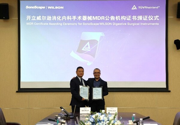 TÜV 莱茵全球医疗器械服务副总裁Mr. Mohammed (Simo) Dkhissi向镜下耗材产线营销总监程乐颁发MDR公告机构证书 TÜV 莱茵全球医疗器械服务副总裁Mr. Mohammed (Simo) Dkhissi向镜下耗材产线营销总监程乐颁发MDR公告机构证书