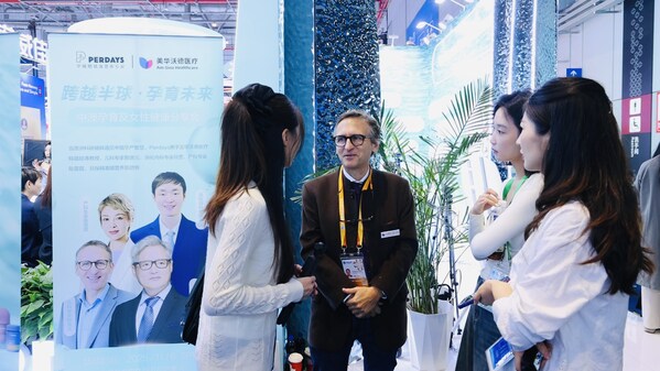 上海美华丁香门诊部来自比利时的儿科主诊医生Dr. Nathanaël Goldman（那唐元）与现场的孕妈妈进行交流