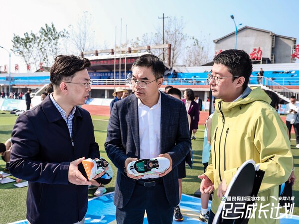 岳阳市副市长张世愚、上海六院国家骨科医学中心副主任医师邹剑、安踏儿童品牌总监初帅现场交流足弓成长计划及足弓PRO跑鞋
