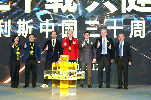 从左至右：赛多利斯中国总经理王旭宇、荣昌集团供应保障部总监贾进喜、赛多利斯生物工艺解决方案板块运营负责人Torsten M&uuml;ller、赛多利斯执行董事会成员Alexandra Gatzemeyer、德国驻华使馆工业参赞Asif Halilović、赛多利斯实验室产品与服务板块运营负责人Carsten Wolter、赛多利斯北京运营负责人赵宇光