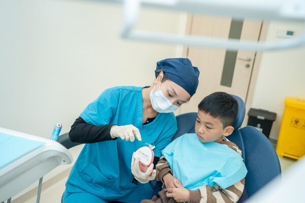 口腔科医生正在为小朋友进行细致的牙齿检查