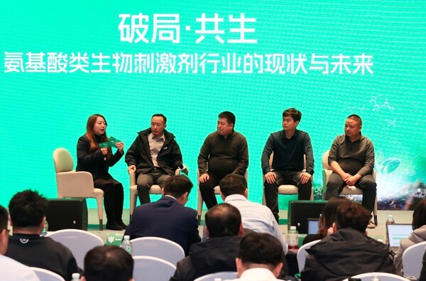 (从左至右)拜耳作物科学作物健康产品经理 张艾嘉,云南农团农业科技有限公司 赵吉祥, 新疆裕民县李伟农资有限公司 李伟,济南智科农业科技服务有限公司 夏世文,四川优信良品农业发展有限公司 容亚文 (从左至右)拜耳作物科学作物健康产品经理 张艾嘉,云南农团农业科技有限公司 赵吉祥, 新疆裕民县李伟农资有限公司 李伟,济南智科农业科技服务有限公司 夏世文,四川优信良品农业发展有限公司 容亚文