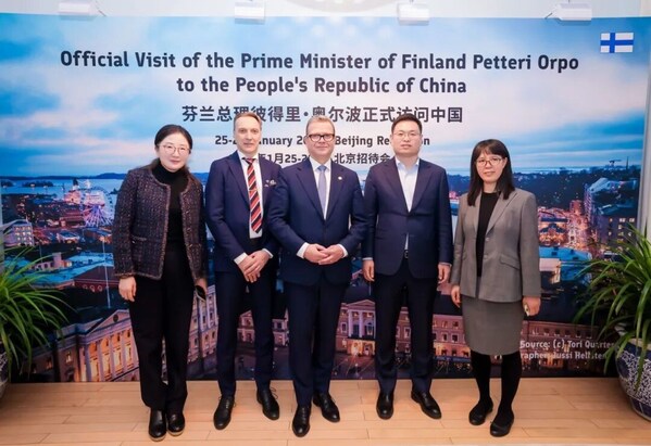 芬兰总理彼得里•奥尔波与中芬企业代表合影。从右依次为宜明生物董事长兼CTO孙秀莲、顺禧基金董事长任鹏、芬兰总理彼得里•奥尔波、AUREALIS THERAPEUTICS首席执行官JUHA YRJ&Auml;NHEIKKI、德石资本董事总经理高宽