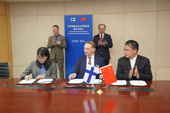 宜明生物与芬兰药企签约。从右依次为顺禧基金管理公司首席科学家陶斌武、AUREALIS THERAPEUTICS首席执行官JUHA YRJ&Auml;NHEIKKI、宜明生物董事长兼CTO孙秀莲