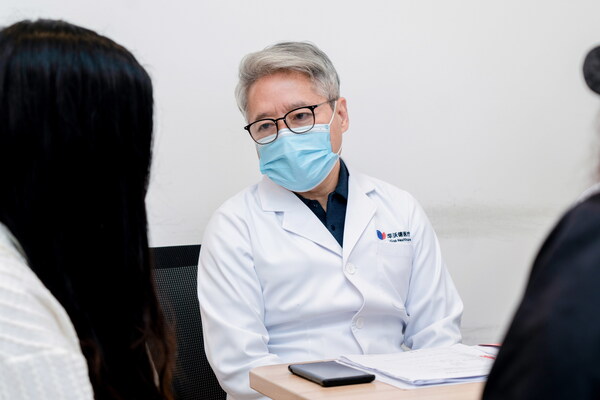 图|美华沃德医疗集团首席医学官（CMO）、妇产科学科带头人段涛院长，正在为一位孕妇进行看诊