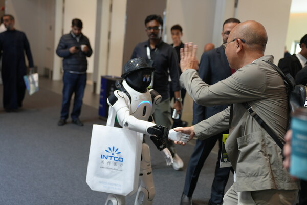 英科医疗展位上机器人与海外客户互动 英科医疗展位上机器人与海外客户互动