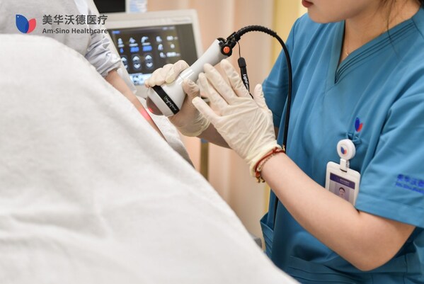 图| 治疗师为孕妈妈进行疼痛管理