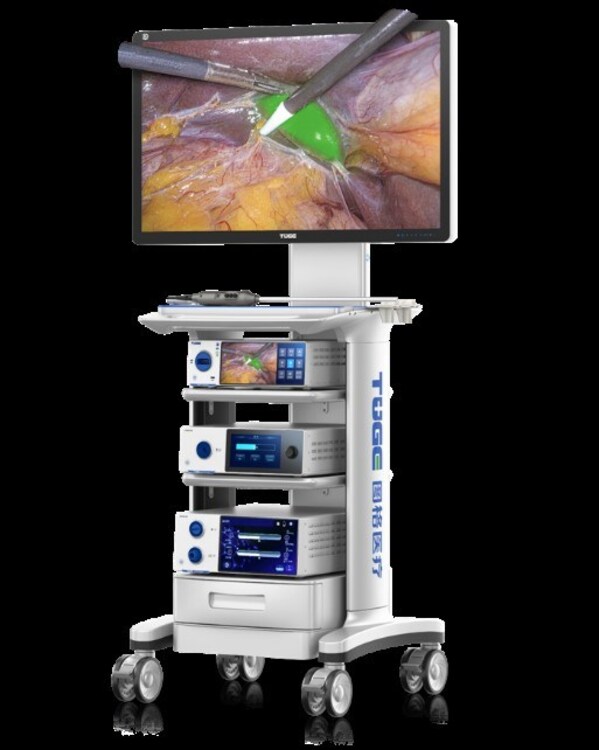 图为图格医疗自主研发的“4K+3D+荧光三合一内窥镜摄像系统” 图为图格医疗自主研发的“4K+3D+荧光三合一内窥镜摄像系统”