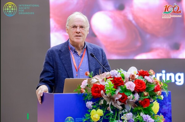 Hans Clevers教授在第二届国际类器官大会上发表演讲 Hans Clevers教授在第二届国际类器官大会上发表演讲