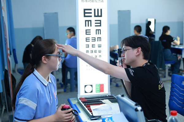 志愿者团队为当地学生开展视力筛查及验光配镜服务