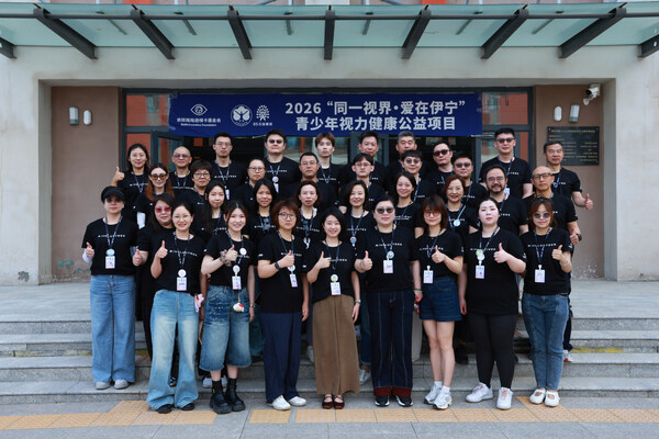 志愿者团队为当地学生开展视力筛查及验光配镜服务